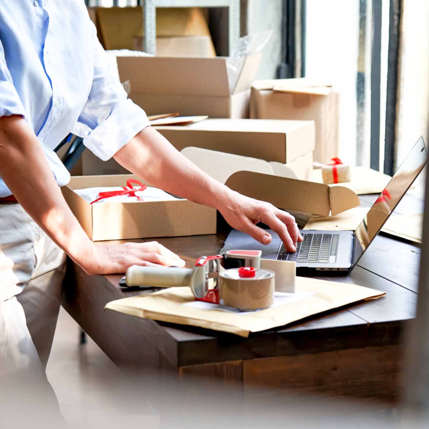 WOMAN-ORDERING-HER-WHOLESALE-PRODUCTS online